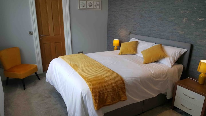 Спална соба 1 - брачен кревет (широк 180 - брачен кревет); сопствена бања