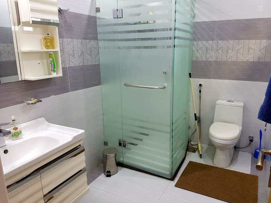 front bedroom bath