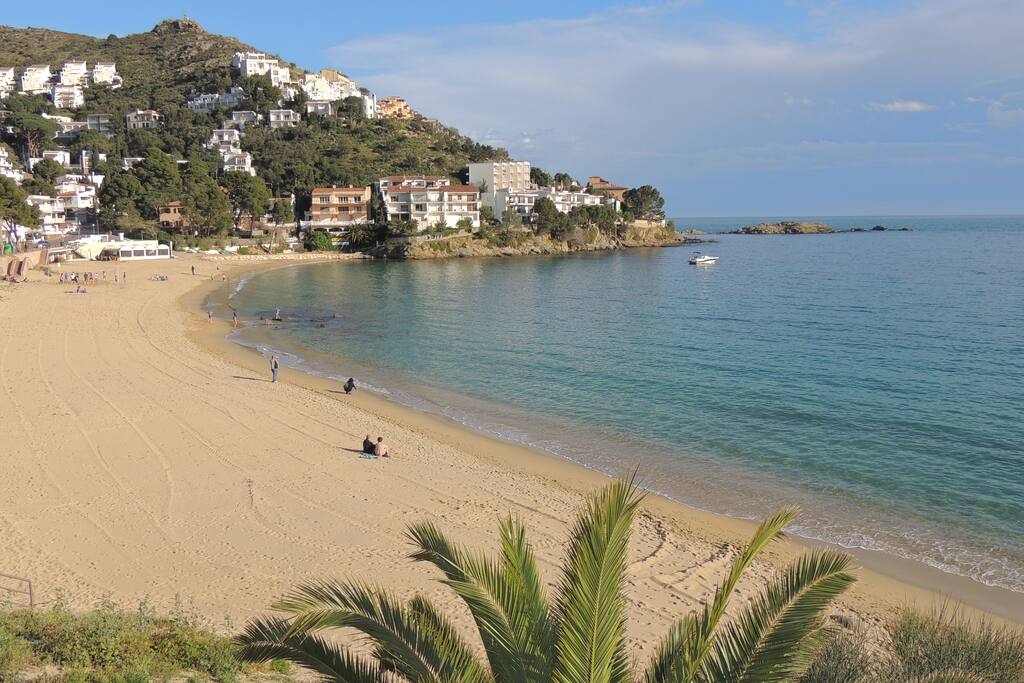 Plage tranquille et idéalement située, proche de l'appartement
