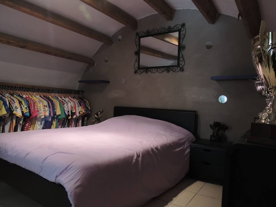 La chambre avec un lit double