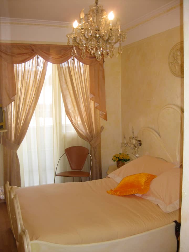 Accogliente camera con rete elettrica - materasso Emma nuovo