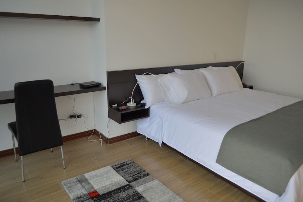 Cama king Size
Escritorio para trabajar en computador con conexión Wi.Fi alta velocidad.