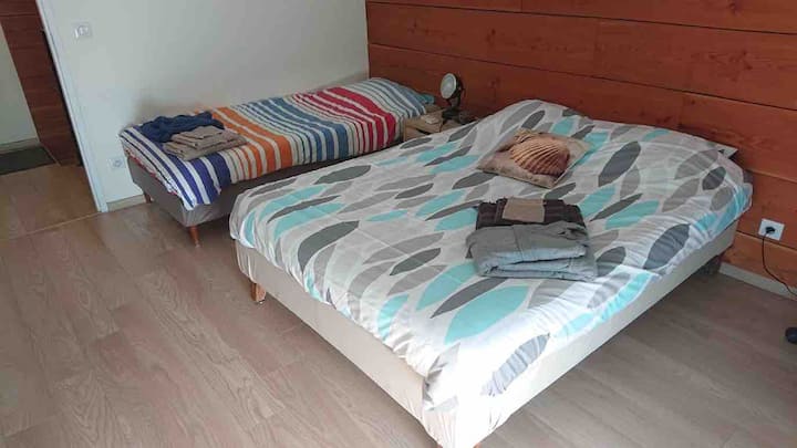 Საძინებელი № 1 ერთადგილიანი საწოლით, ორადგილიანი საწოლით. Სამუშაო მაგიდა სკამით.
გარდერობი.