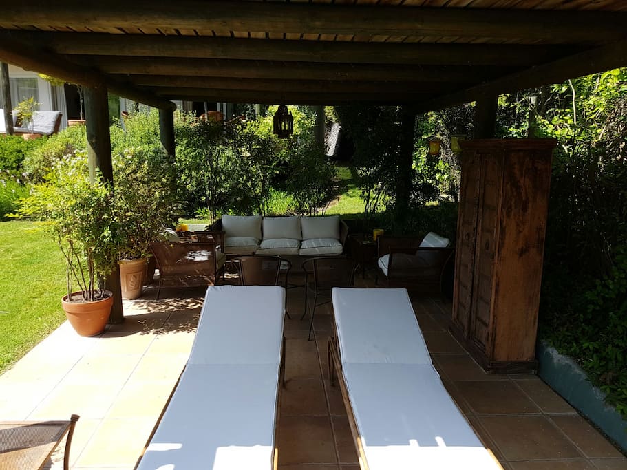 Zona de relajo junto a la piscina
