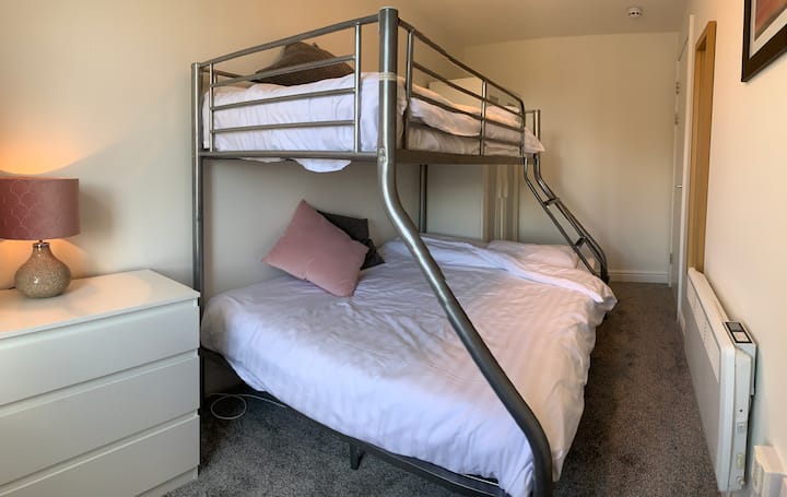 Usporiadanie lôžok vyhovuje dospelým alebo 3 deťom s posteľnou bielizňou.  