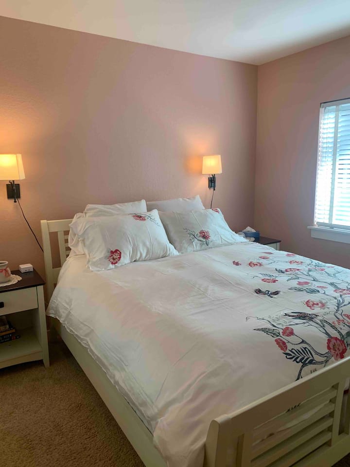 Dhomë gjumi në katin e mësipërm me krevat dopio "queen".