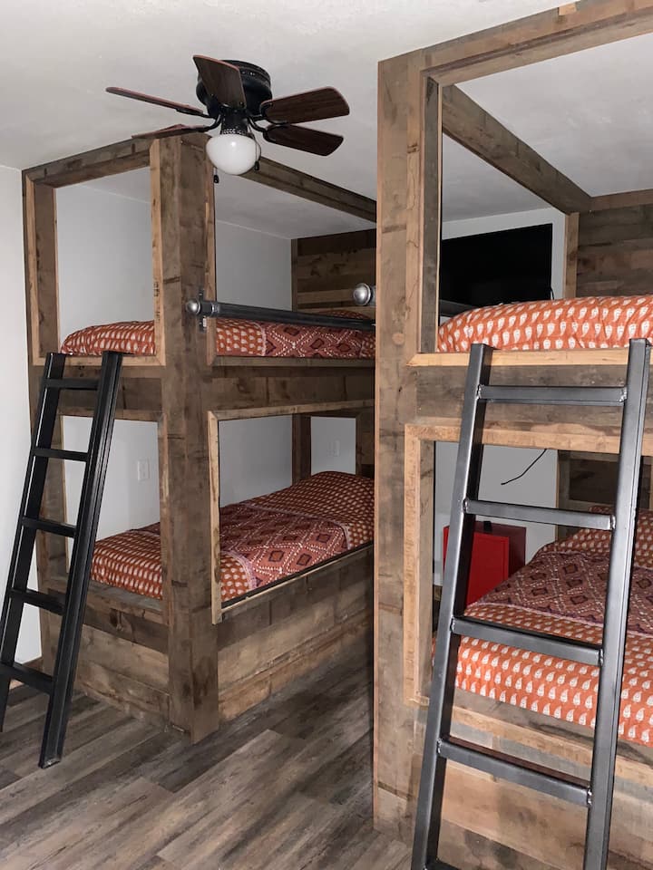 Spavaća soba na kat koja nudi 3 kreveta na kat 
Ukupno 6 kreveta za 1 osobu

(dodatni kreveti nisu na slici, već se nalaze uz zid iza fotografa)