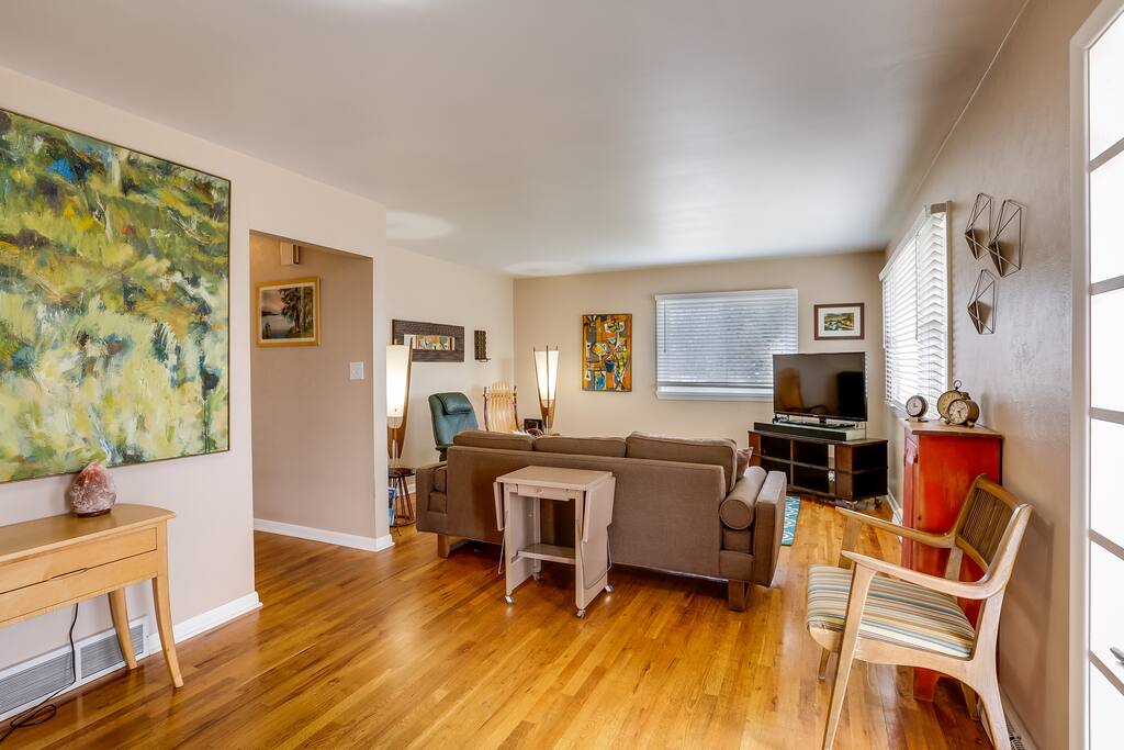 Spacious and inviting entry