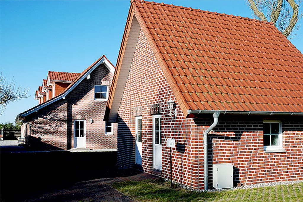 Die Außenansicht des Ferienhaus Lobbe im Seebad Lobbe.