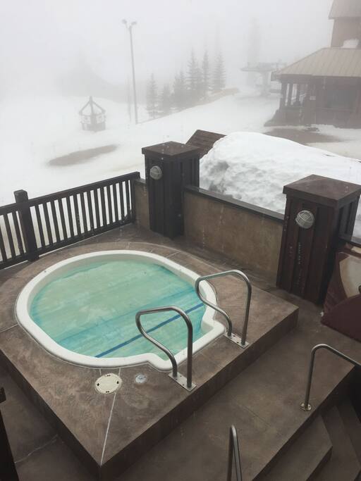 Common Outdoor Hot Tub, open daily from 11am–10pm