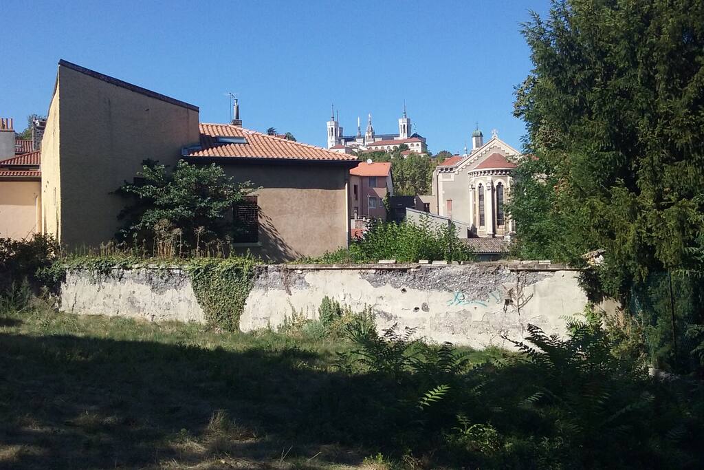 Vue depuis le jardin sur la basilique de Fourvière