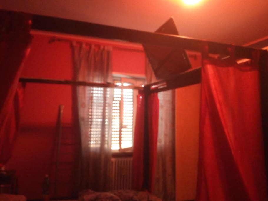 Camera da letto con baldacchino