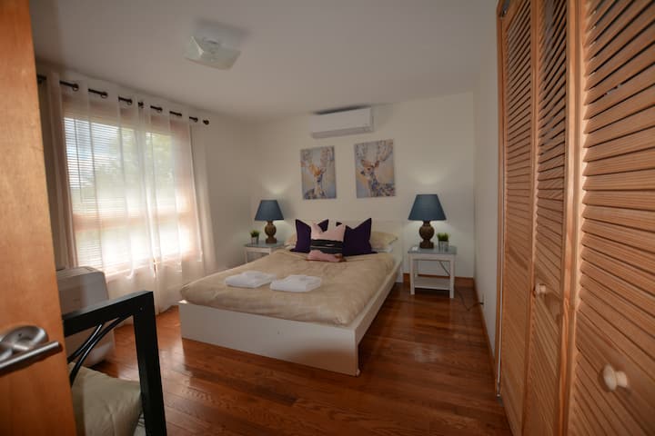 غرفة نوم في الطابق الثاني سرير كامل وسرير نهاري مزدوج