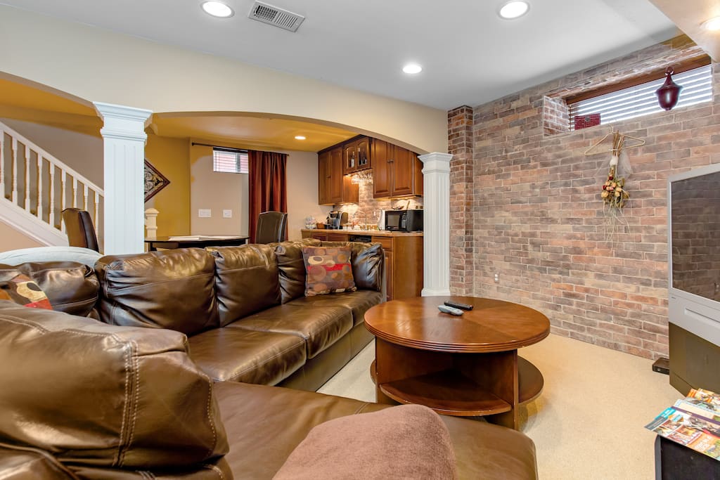 Beautiful Private Basement Suite near Downtown - Houses for Rent in
