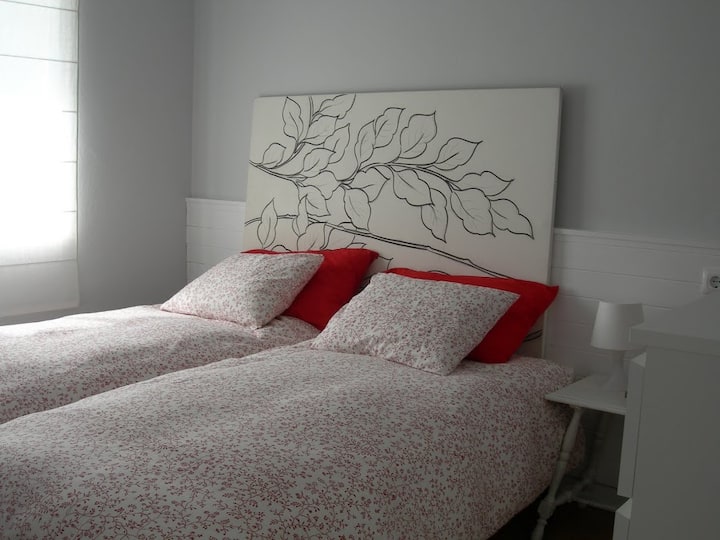 Dormitorio con dos camas individuales.