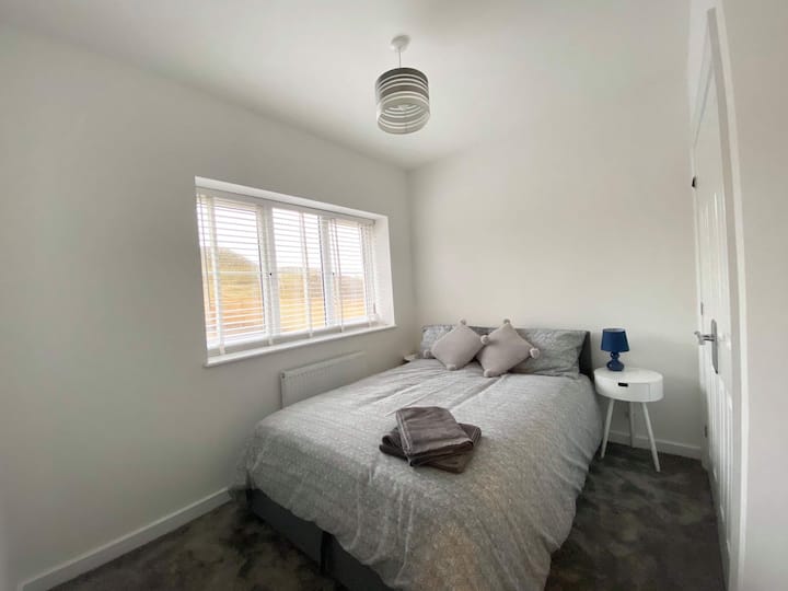 غرفة النوم الثانية بسرير مزدوج وخزانة ملابس مزدوجة.
