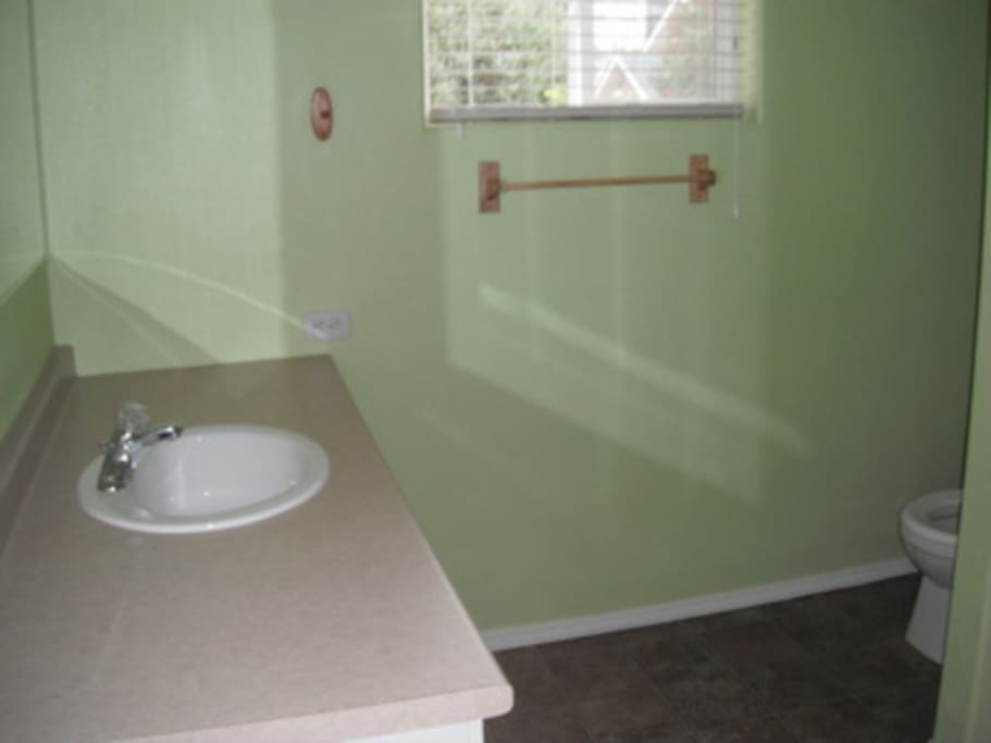 Large bathroom, located halfway between 2 bedrooms.