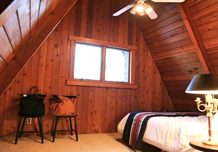 Ლოფტის საძინებელი დიდი ზომის საწოლით.