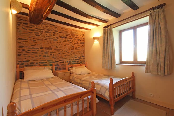 غرفة نوم بسريرين فرديين.