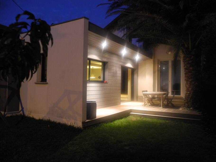 Le jardin de nuit: la terrasse est le prolongement de la pièce de vie.