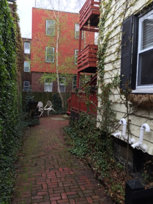 Shared, quiet "zen like" courtyard, private deck, BBQ