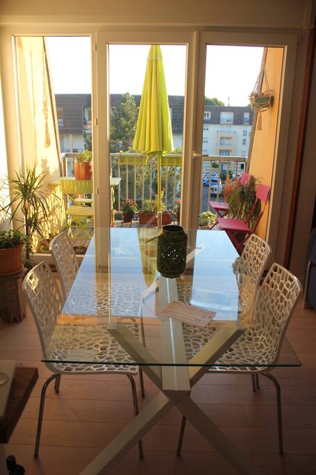Partie salon donnant sur le balcon