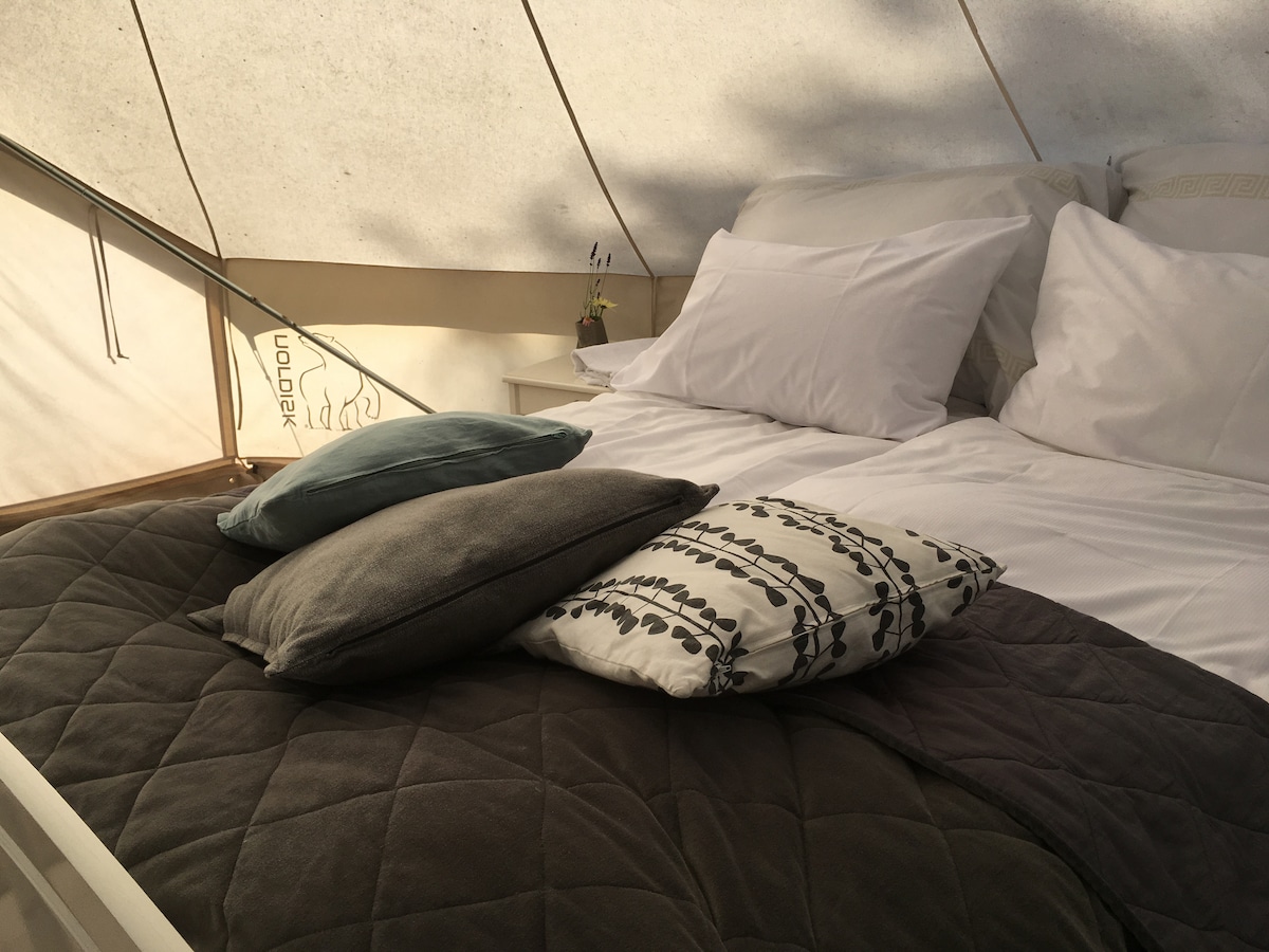Glamping i et av våre 6 telt er en opplevelse.  Du sover i en komfortabel seng dekket med en varm dundyne. Det er camping, men med litt luksus. Vi legger til 1-2 ekstra madrasser på forespørsel. Plss til 5 personer.