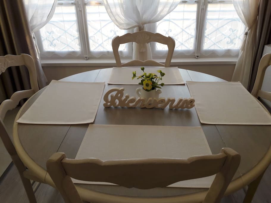 bienvenue :
appartement donnant sur l'arrière de l'immeuble au calme