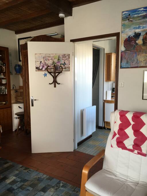 la porte du salon donnant sur la cuisine et l'entrée.
