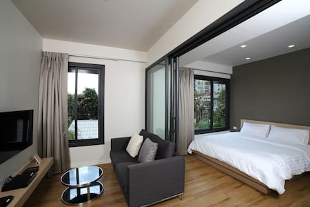 Beautiful One Bedroom Apartment Near skytrain