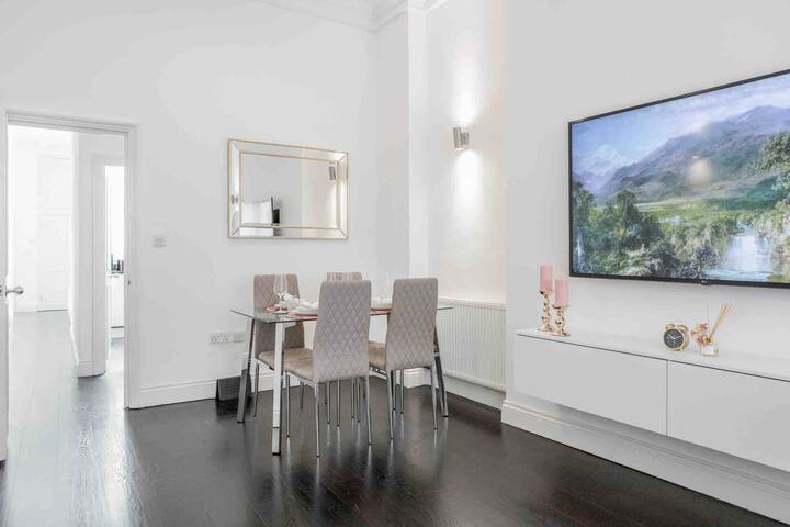 Harrods luxury 2 Bed 2Bath AirCon gallery image 5