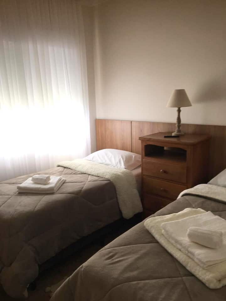 客房设有2张单人床，配备32英寸智能电视。 包括：床单、枕头、舒适度、毯子、浴巾和面巾。