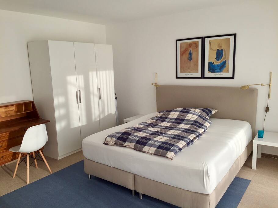 Großzügiges Schlafzimmer mit Boxspring-Bett (180 x 200 cm)