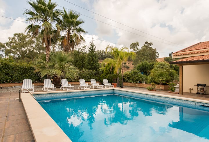 Green Country House Garden and Pool