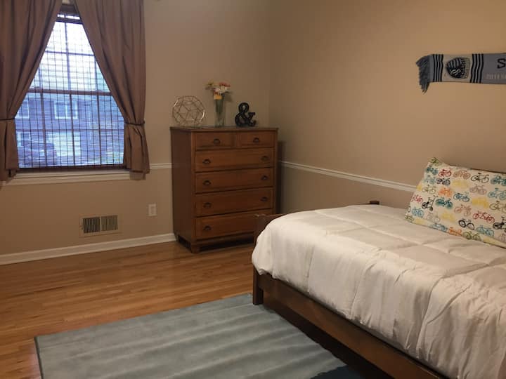 Dormitorio de invitados con dos camas individuales