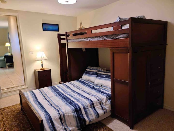 Dhomë gjumi me katër dhoma gjumi. 