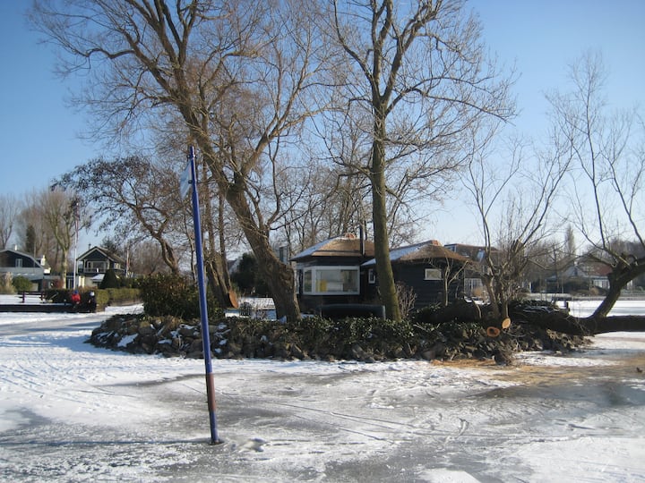Amsterdam nearby lakefront cottage