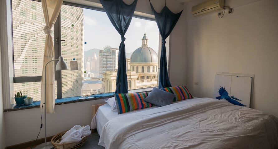 【莫妮卡小屋-4号房间】离解放碑200米,距地铁站入口150米,楼下是超市,可看解放碑夜景