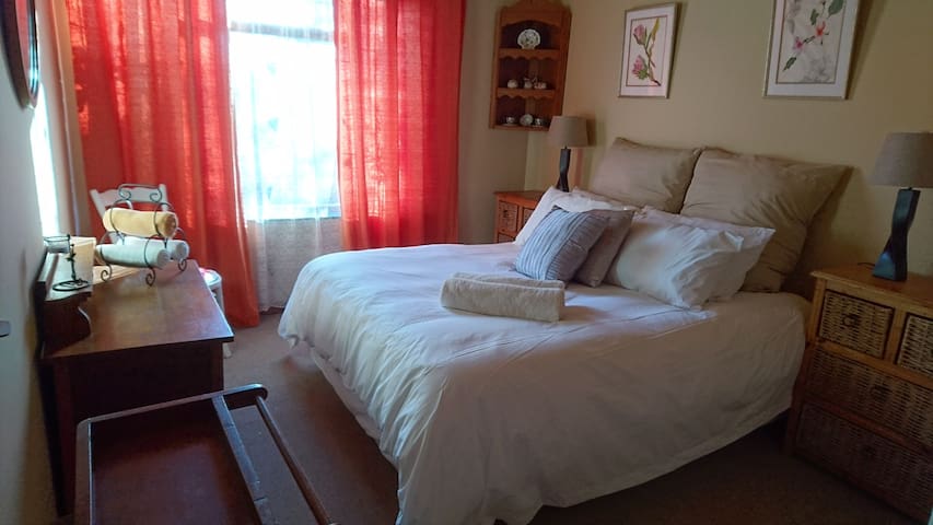 Spacious, private cottage, quiet area, free wifi