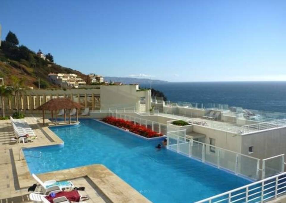 Vista de la piscina exterior, donde se pueden ver los fuegos artificiales en año nuevo