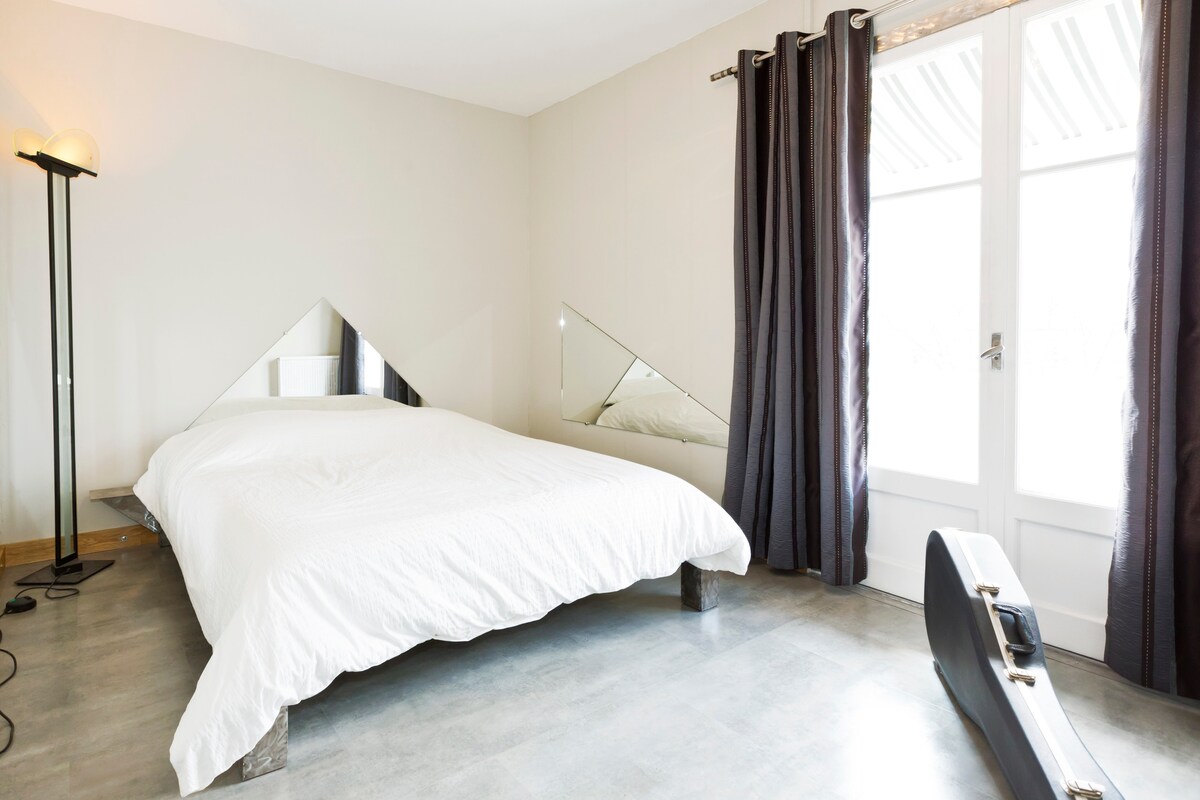 Habitación con puerta de ventana en el balcón