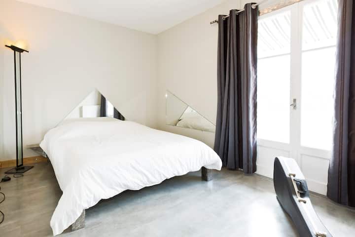 Ოთახი აივნის ფანჯრის კარით