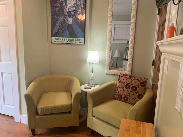 Queen Anne Courtyard Suite - Seattle, WA