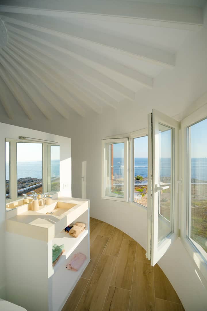 Privatna kupaonica sobe Torreon s pogledom na ocean čak i iz tuš-kabine.