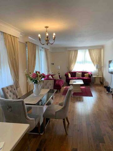 A lovely 3 bedroom apartment in kensington gallery image 2