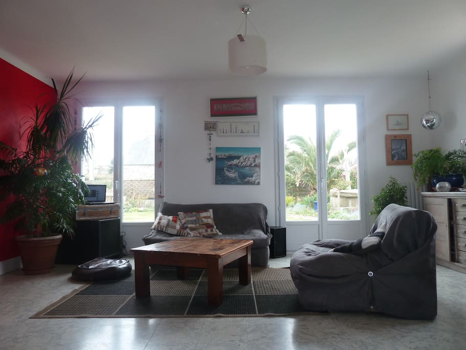 Le salon qui donne sur le jardin.