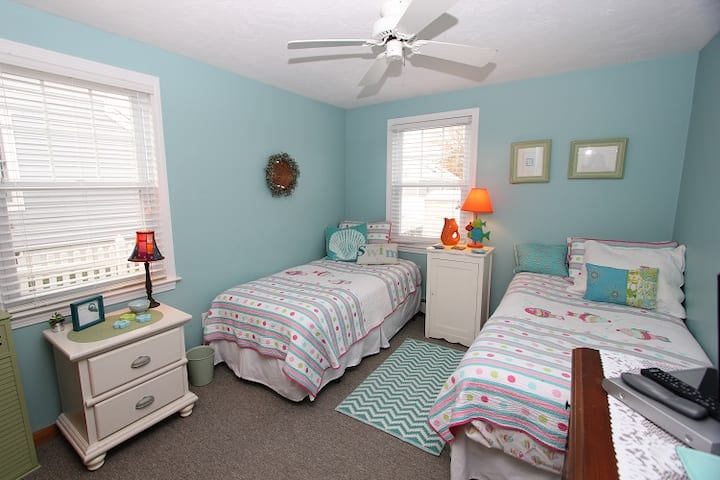 Dormitorio: 2 camas individuales en el primer piso