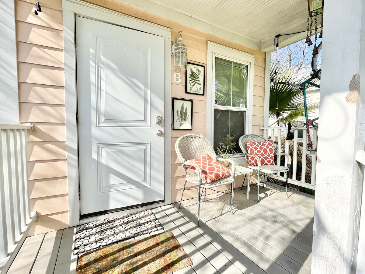 Charming East Cottage . Close to Airport