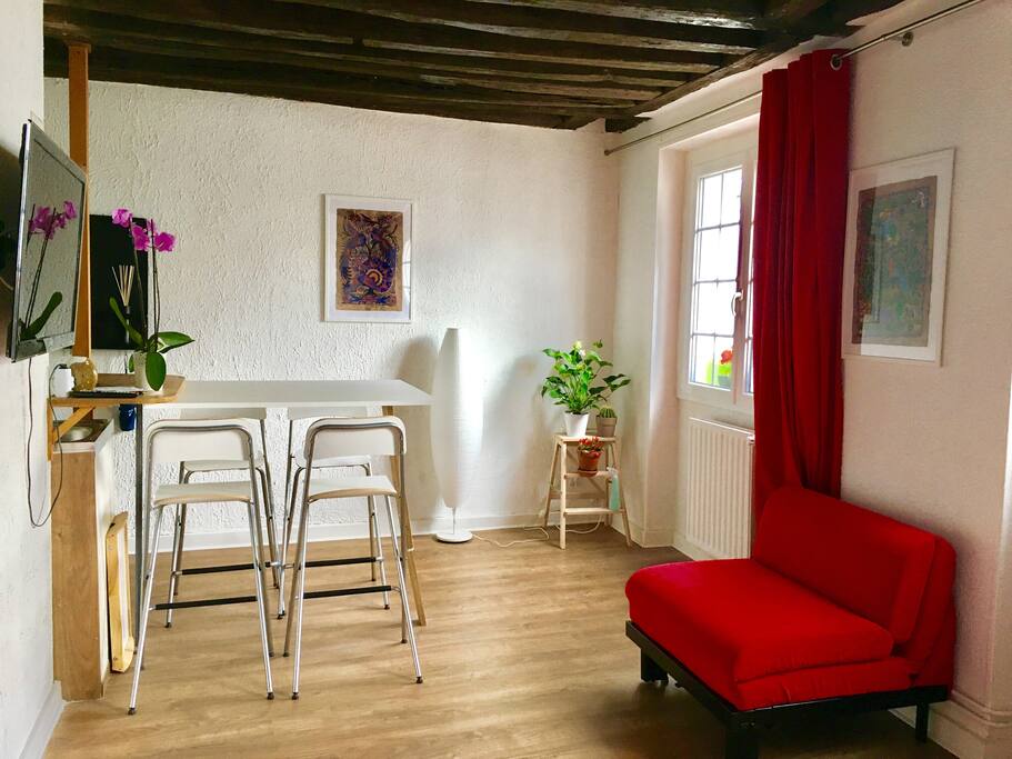 Coin séjour avec une table repliable pour plus d'espace
