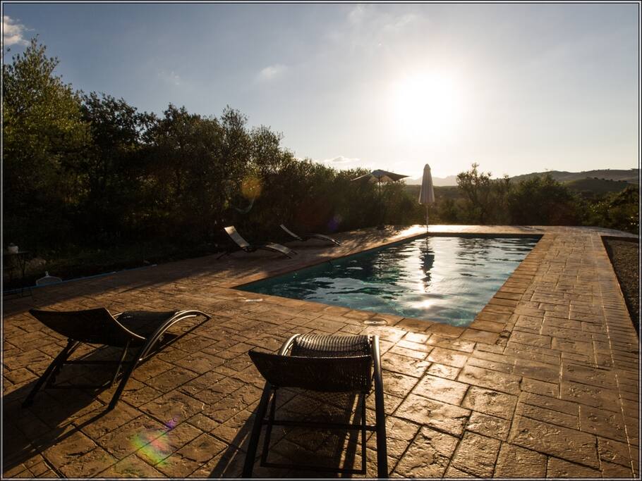 Preciosa puesta de sol desde la piscina privada...